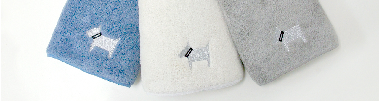 刺繍の入ったマイクロファイバータオル