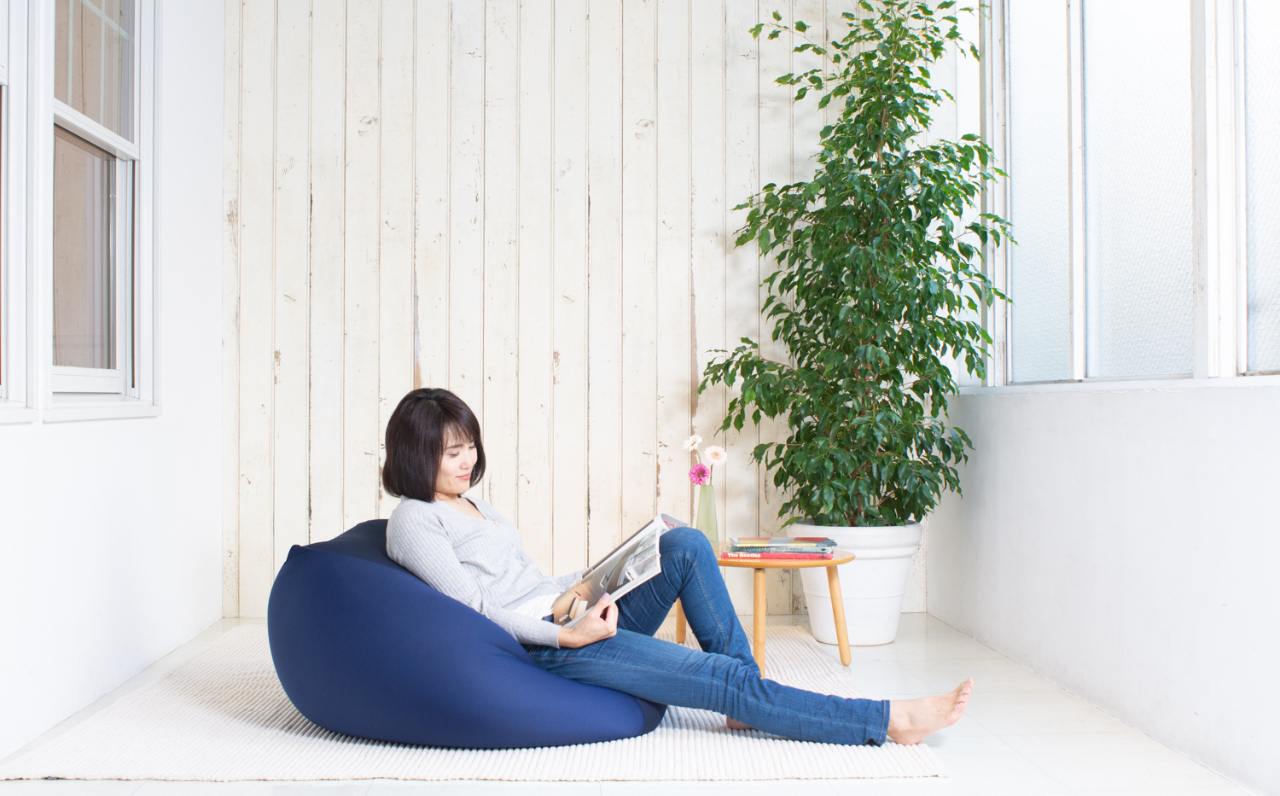 ビーズクッションに埋もれる女性